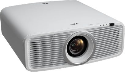 Proyector JVC DLA-NZ500W blanco, vista en ángulo, parte frontal con lente central, rejillas de ventilación horizontales