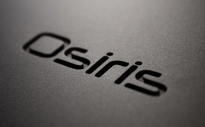 Opschrift "Osiris" in zwarte hoofdletters, met schaduweffect naar rechts, op een mat gemetalliseerd grijze achtergrond