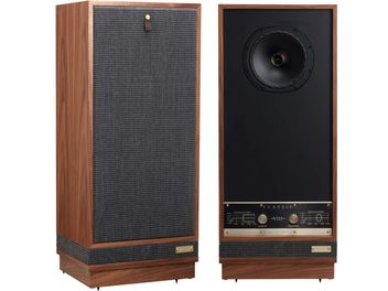 Două boxe de podea Fyne Audio Classic VIII, finisaj nuc, văzute din față, una cu grilă gri, cealaltă cu difuzor coaxial