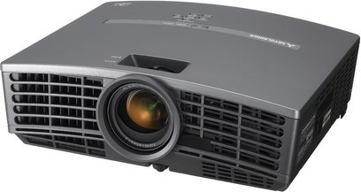 Mitsubishi XD460U mørkegrå videoprojektor, trekvart forfra, decentraliseret linse, sideventilationsgitre