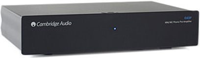 Černý phono předzesilovač Cambridge Audio 640P, obdélníková černá skříň, přední panel s modrým logem a stříbrným otočným knoflíkem