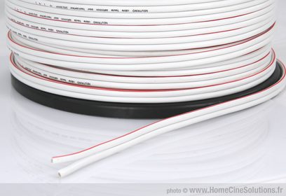 Kabel pro reproduktor Neutrino Speaker MK1 v bílé a červené barvě ve spirále, detailní pohled shora, odizolované konce