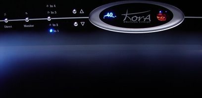 Kora Explorer 150 CSC reference stereo hi-fi forstærker, frontpanel med blå LCD-skærm og knapper