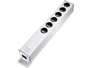 Multiprise Inakustik AC-3200 Filter Analog SCHUKO v kartáčovaném stříbrném hliníku, pohled z mírně zvýšené perspektivy, se šesti kulatými černými zásuvkami uspořádanými na horní straně a napájecím konektorem IEC na jednom konci