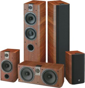 Sada sloupových reproduktorů Focal Pack Chorus 716 ořech, složená z 5 dýhovaných dřevěných reproduktorů a 1 černého subwooferu