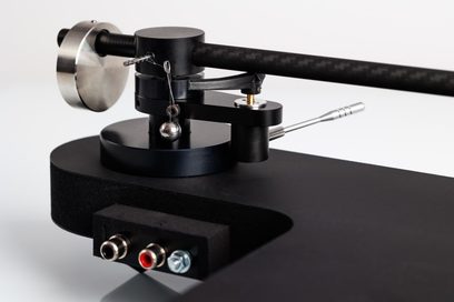Černá matná vinylová deska Luphonic H1 s ramenem z uhlíkových vláken, kazetou VM540ML a nastavením výšky a antiskatingu