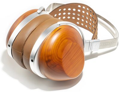 Sluchátka Hifiman HE-R10P s uzavřenou konstrukcí z dřeva a stříbrného kovu, pohled ze tří čtvrtin zezadu, kulaté perforované náušníky