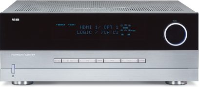 Harman Kardon AVR 745 sølvfarvet hjemmebiograf-forstærker, set forfra, blå display "HDMI 1/ OPT 1 LOGIC 7 7CH C1"