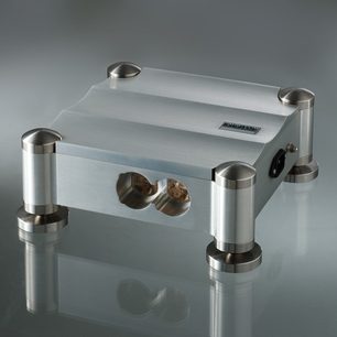 Przewód zasilający Furutech Pure power 6, z aluminium szczotkowanego, z 4 gniazdami żeńskimi i 2 wtyczkami męskimi, widok z przodu na jednolitym szarym tle