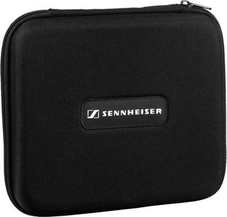 Sort transporttaske fra Sennheiser til hovedtelefoner, set forfra, med lynlås, hvidt logo nederst til højre