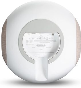 Bílý subwoofer BlueSound PULSE SUB, spodní strana s centrálním připojovacím panelem a béžovými boky