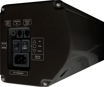 Černý ovládací box s tlačítky a porty pro motorizované plátno Lumene Coliseum UHD 4K 200C, detailní pohled zepředu