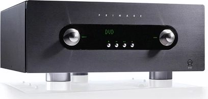 Primare SP32 sort lydforstærker, set forfra, grøn "DVD"-skærm, knapper og stik på forsiden
