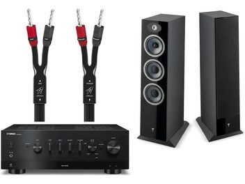 Yamaha hi-fi sistem s črnim ojačevalnikom, črnimi stolpnimi zvočniki in kabli AudioQuest z rdečimi in sivimi bananskimi konektorji