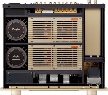 Accuphase C-2900 stereo forforstærker, sidevisning, to cirkulære transformatorer, horisontale gitre, øvre stik