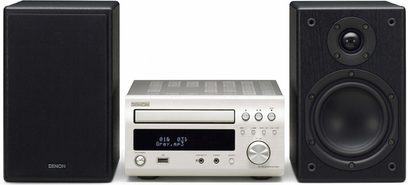 Denon DM37SP mini-stereoanlæg bestående af et par sorte højttalere, en sølvfarvet forstærker med display og en sort subwoofer, set forfra