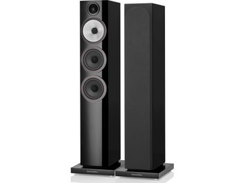 Акустичні колонки Bowers & Wilkins 704 S3 чорного лакованого кольору, вид спереду, на кожній колонці видно 3 динаміки