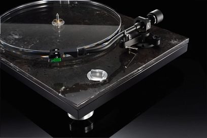 Czarna gramofon TEAC TN-550, zbliżenie z góry, ramię z wkładką gramofonową, szklany talerz, srebrne przyciski sterujące