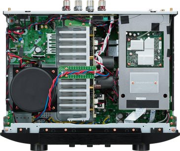 Wzmacniacz hi-fi stereo Marantz PM7000N w kolorze srebrno-złotym, widok wewnętrzny na komponenty elektroniczne i obwody drukowane