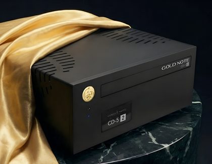 Gold Note CDS-2 CD-soitin mattamustana, minimalistinen etupaneeli ja tuuletettu yläosa, kolmen neljäsosan näkymä