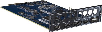 Scheda di espansione NAD MDC VM130i su circuito stampato blu con pannello posteriore metallico nero, vista in prospettiva frontale destra, dotata di tre ingressi HDMI, un'uscita HDMI, una porta USB, porte audio coassiale e ottica e diverse aperture circolari.
