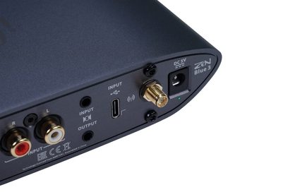 Безжичен предавател iFi Audio Zen blue 3, задна гледна точка, RCA конектори, USB-C порт, захранващо гнездо DC 5V, антена
