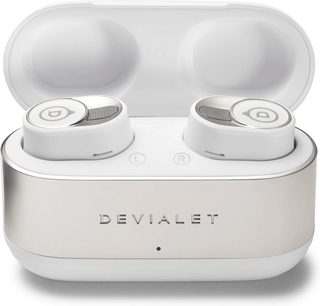 Bezdrátová sluchátka DEVIALET Gemini II iconic bílá, pohled zepředu, otevřený bílý oválný nabíjecí box se dvěma náušníky