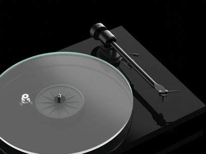 Hi-fi platespiller Pro-Ject T1 EVO BT med gjennomsiktig glassplate, svart tonearm og blank svart sokkel