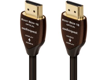 Två optiska HDMI-kablar från Audioquest Root Beer 18, med guldpläterade kontakter, brunt hölje och pilar som indikerar källa och display