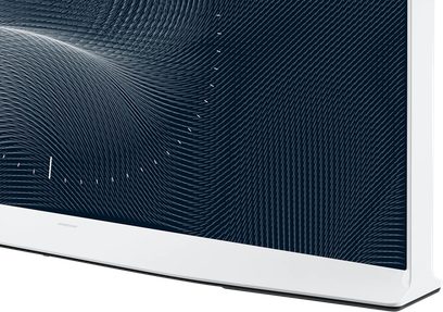 Tæt på skærmen på en Samsung The Serif QE43LS01BA 2022-tv, der viser mørkeblå bølgede linjer på hvid baggrund