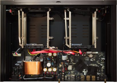 Zappiti Pro 4K HDR audiovizuální přehrávač otevřený, pohled zepředu na vnitřní součásti ukazující elektronické komponenty a barevné kabely