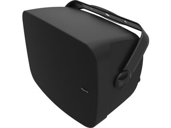Caixa acústica para exterior Klipsch PSM-800-T preta com grade frontal e suporte de parede vista em três quartos