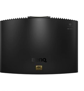 BenQ W5850 siyah mat plastik kasalı videoprojektör, üstten görünüm, hafif bombeli yüzey, merkezde ince BenQ logosu, altın renkli 4K Ultra HD rozeti ve kenarlarda krenelli havalandırma ızgaraları