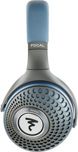 Аудио слушалки Focal Azurys в синьо и сиво, изглед от лявата страна, перфорирана решетка на слушалката, бял лого "F" на корпуса
