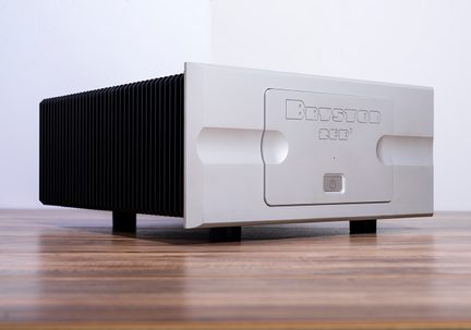 Amplificator de putere hi-fi Bryston 28B3 argintiu, cu panou frontal din aluminiu periat și radiatoare laterale negre de mari dimensiuni