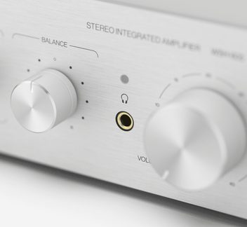 Forsidepanel i børstet sølvfarget aluminium på en stereoforsterker, balanse- og volumknapper, 6,35 mm hodetelefonuttak
