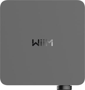 Stereo integrirani hi-fi ojačevalnik WiiM Amp Ultra, mat sivo kovinsko ohišje z zaobljenimi robovi, na sredini logotip WiiM in edini črn vrtljiv gumb spodaj desno, pogled od spredaj