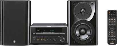 Černý hi-fi systém Yamaha MCR-730 sestávající z páru reproduktorů, zesilovače s CD přehrávačem a dálkového ovládání
