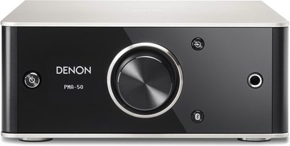 Denon PMA-50 svart stereo hi-fi-förstärkare, framifrån, silverfärgad vridknapp i mitten, hörlursuttag och ingångar till höger