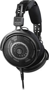 Audio Technica ATH-R50X sort, åbne, kablede hi-fi-hovedtelefoner, close-up sidebillede af venstre ørekop med rund perforeret metalgitter, sort velourpude, lige kabel fastgjort i bunden og dobbelt udskåret plastikbøjle med polstret hovedbånd