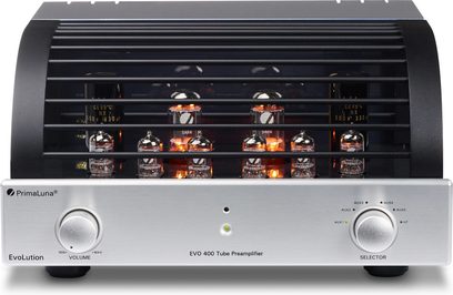 „PrimaLuna EVO 400" stereo priešvažinis stiprintuvas, sidabrinės spalvos, priekinė dalis su rankenėlėmis, selektoriumi, už juodos grotelių matomos vakuuminės lemputės