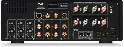 Juodas T+A PA 2500 R integruotas stereofoninis stiprintuvas, vaizdas iš galo su RCA, XLR jungtimis ir garsiakalbių gnybtais