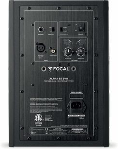 Focal ALPHA 65 EVO, bagside, synlige tilslutninger og indstillinger, sort kabinet, hvid tekst og logoer, sorte skruer