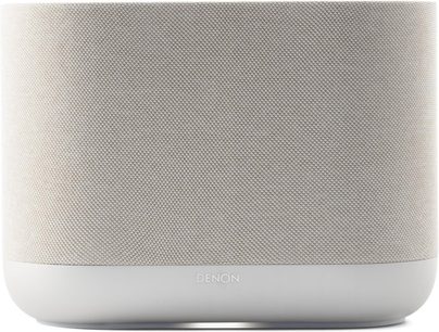 Pohled zepředu na chytrý reproduktor Denon Home 400, obdélníková skříňka se světle šedou textilní mřížkou a zaoblenou bílou základnou
