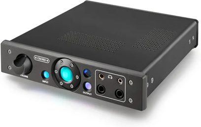 Chord Electronics Alto magas minőségű fejhallgató előerősítő, fekete téglalap alakú ház, perspektivikus nézet, frontpanel gombokkal és csatlakozókkal