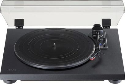 TEAC TN-180BT sort pladespiller, set ovenfra, mat sort pladedrev, tonarm med pickup, gennemsigtig støvbeskyttelsesklap
