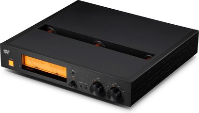 Phono předzesilovač MoFi Electronics MasterPhono černý s oranžovým VU metrem a černým broušeným čelním panelem v tříčtvrtečním pohledu