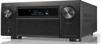 Ресивер для домашнього кінотеатру Denon AVC-A10H чорного кольору, вид з три чверті, передня панель з двома круглими кнопками, центральний екран з написом "Blu-ray Dolby Atmos"