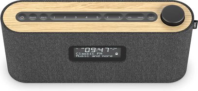 Radio da tavolo Loewe Radio Frequency grigio scuro, frontale in tessuto, parte superiore effetto legno chiaro e grande manopola rotante nera