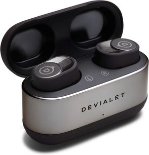 Безжичен слушален апарат Devialet Gemini II в матов черен цвят, преден изглед в сиво-металическо овално калъфче за съхранение и зареждане